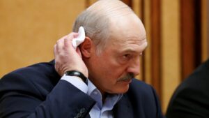 Lukaşenko geri çəkilir: Minskdən hərbi texnika çıxarıldı, saxlanılanlar sərbəst buraxılır