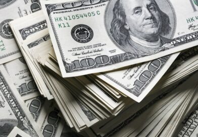 Azərbaycanda əhali dollarını satır