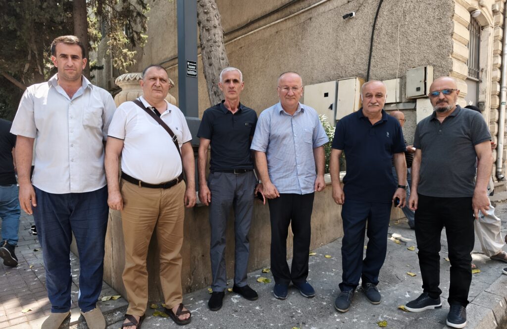 Məhkəmə prosesində Müsavat Məclisinin sədri Arif Hacılı və bir qrup ictimai-siyasi fəal iştirak ediblər