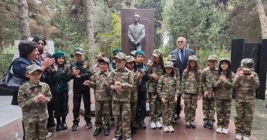 Müstəqilliyin Bərpası Günündə Elçibəyin məzarı ziyrət edildi – Video Müstəqilliyin Bərpası Günündə Elçibəyin məzarı ziyrət edildi – Video