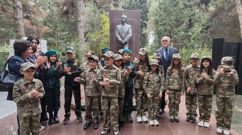 Müstəqilliyin Bərpası Günündə Elçibəyin məzarı ziyrət edildi – Video