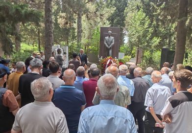 Elçibəyin doğum günündə məzarı ziyarət edildi
