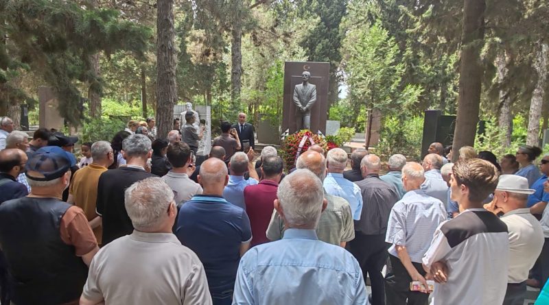 Elçibəyin doğum günündə məzarı ziyarət edildi